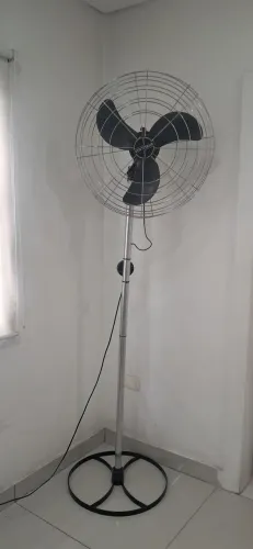 Ventilador industrial Ventisilva com pedestal alto em inox em perfeito estado
