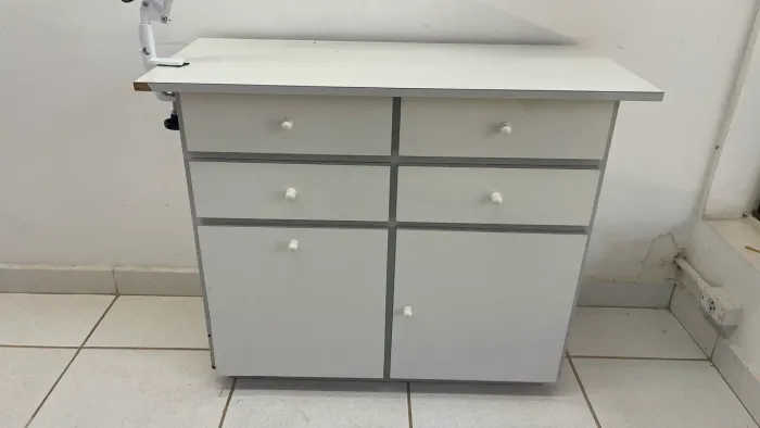 Armário com exaustor e luminária para podologia