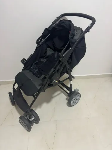 Carrinho de bebê, banheira e cadeira de alimentação 