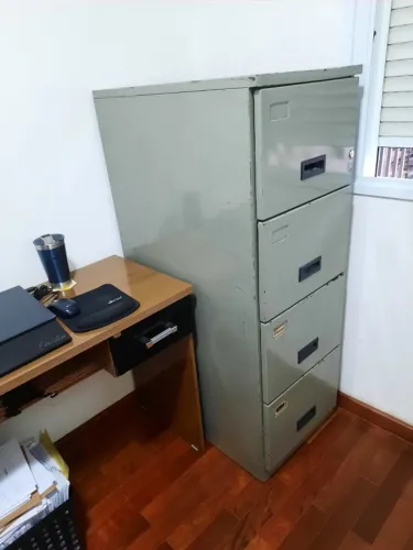 Armário de aço com 4 gavetas