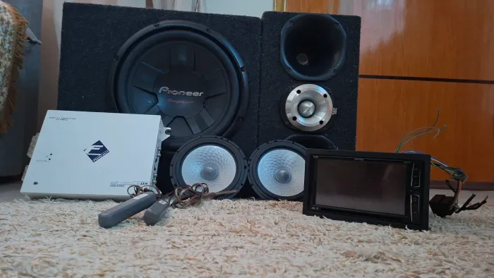 Projeto de Som Automotivo Completo Pioneer + JBL (Multimídia + Sub + Kit Trio + Módulo)