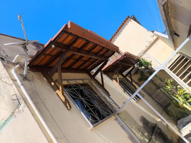 Cobertura de Madeira com Telhas Cerâmicas - Proteção de Janelas