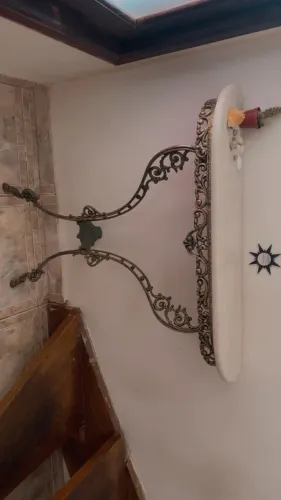     ? Aparador de Mármore Natural com Base em Ferro Fundido - Luxo e Elegância