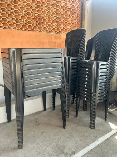 Conjunto de mesas e cadeiras de plástico