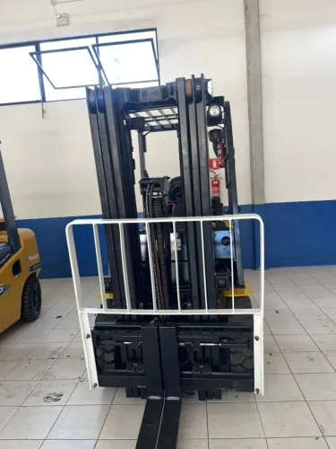EMPILHADEIRA 2,5T GLP