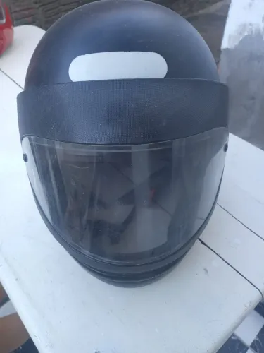 Vende-se capacete para moto.