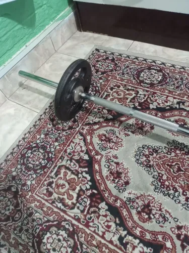 Barra de supino 1,80m e par de anilhas 5kg