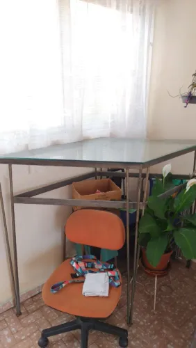 Mesa base de ferro e tampo de vidro - alta!