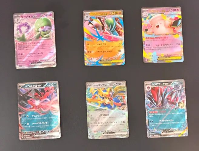 Pack 60 Cartas Pokémon TCG Japonesas Originais | 2 EX/V/VMAX + 8 Foil + 50 Comuns
