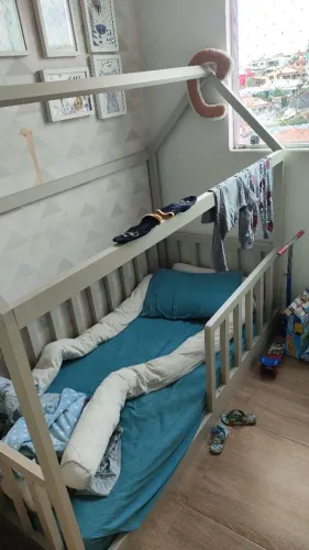 Cama montessoriana solteiro ... Cômoda 5 gavetas com trocador ... Criado mudo