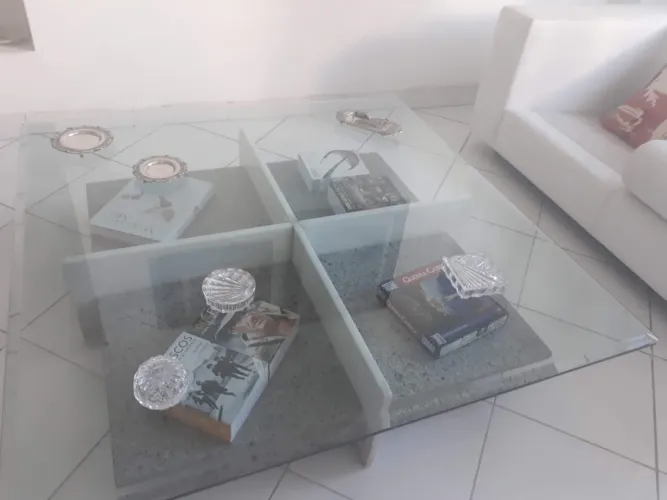 Mesa de Centro em Granito, Mármore e Vidro Temperado 1,34 x 1,34 m - R$ 800