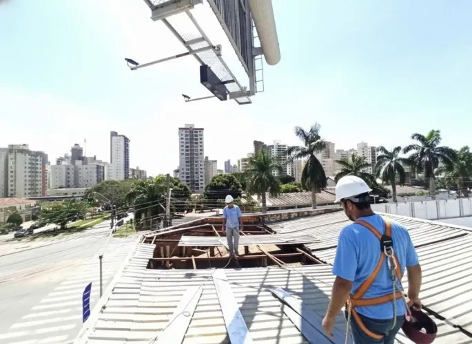 Manutenção de telhados. Impermeabilização, reparo, conserto de telhados