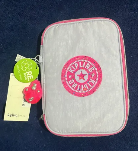 Estojo cinza com rosa 100pens da Kipling