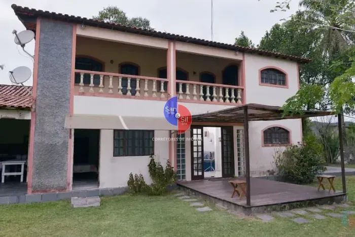 Sítio à venda, composto de 3 quartos sendo 2 suíte, 5 banheiros, salão de jogos, piscina,