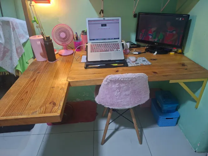 Mesa suspensa para escritório ( acompanha braçadeiras) <br>C: 1.45<br>L: 70 cm