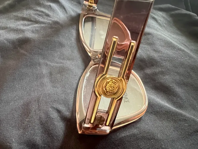 Vendo armação para óculos pode ser de grau ou de sol modelo original Versace novo !!