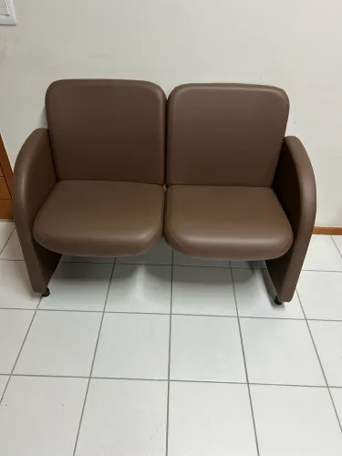 Poltrona móvel dois lugares c/braço vinil marrom