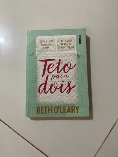 Livro Teto Para Dois em bom estado de conservação
