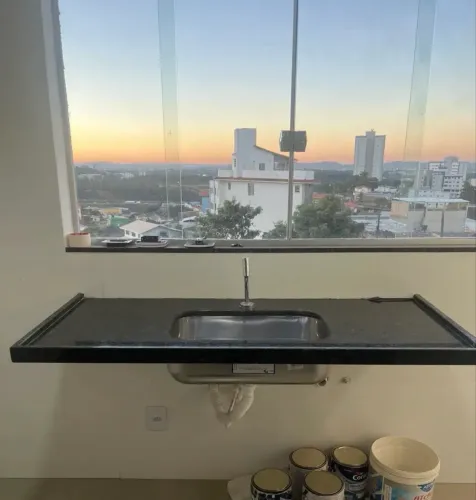 Bancada com bojo e torneira novos.