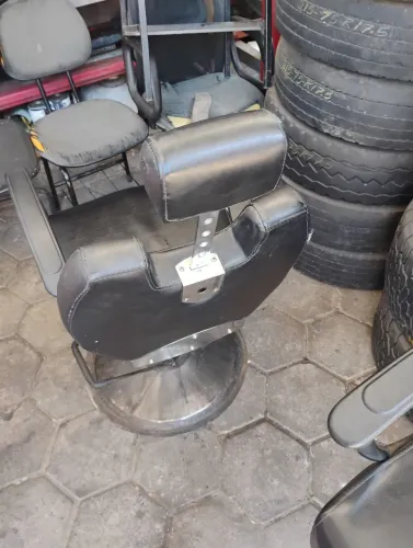 Duas cadeiras de salão de cabeleireiro, aceito propostas...