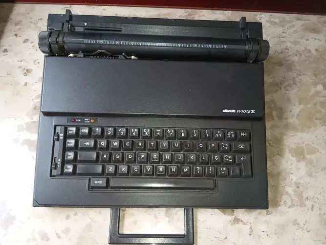 Máquina de Escrever Elétrica Olivetti