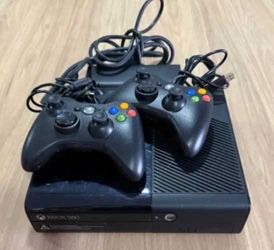 Xbox 360 SLIM 2 controles HD EXTERNO 500GB com 8 jogos