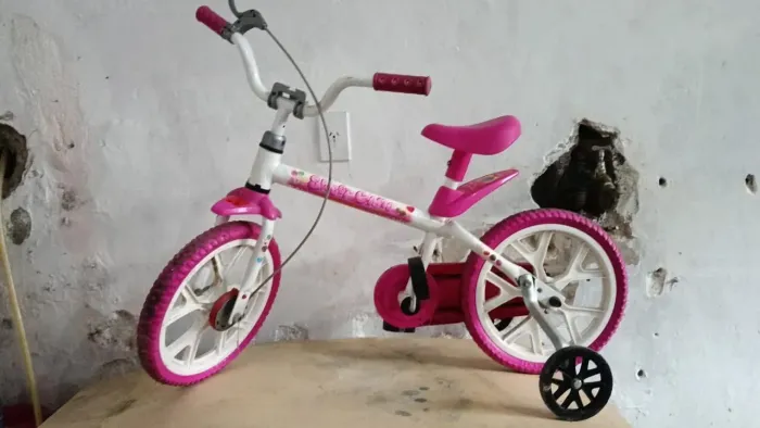 Vendo bicicleta aro 12 de menina.....