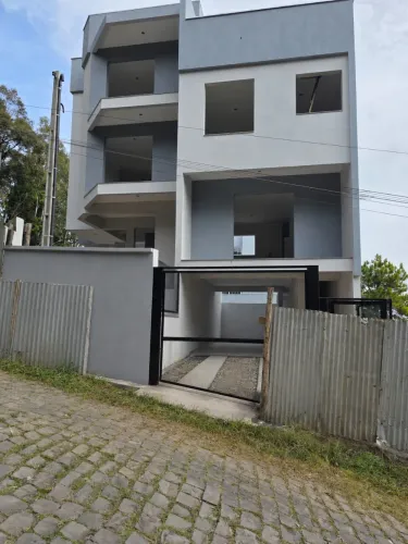 Venda de sobrados triplex em construção em Caxias do Sul, bairro Colina Sorriso