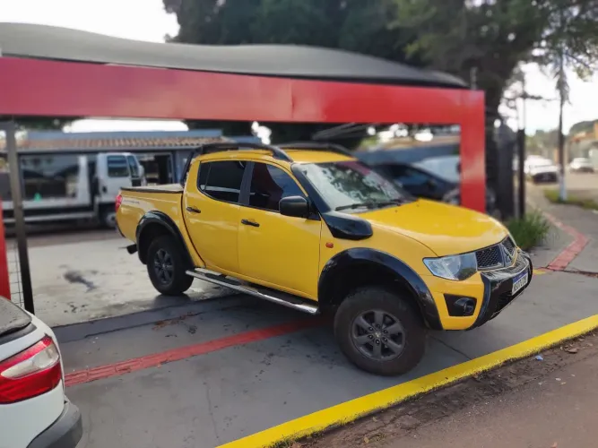 Mitsubishi L200 Triton Savana 3.2 CD TBI Dies. Mec. 2013
