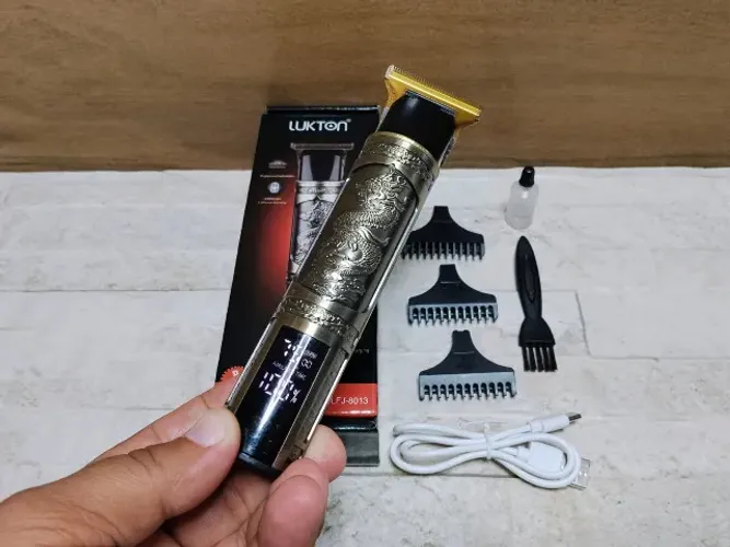 Maquina Cortar Cabelo T9 com Display Digital