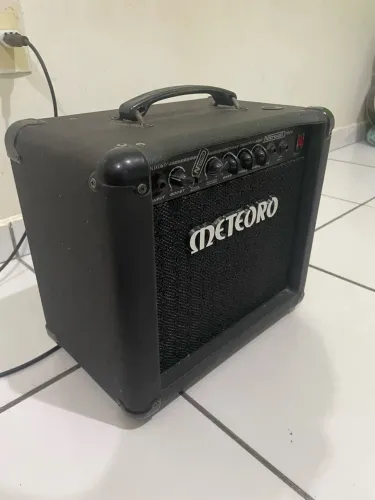 Amplificador para guitarra, violão e baixo.