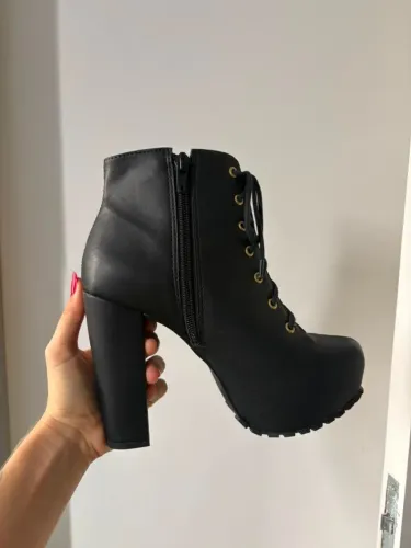 Bota salto alto