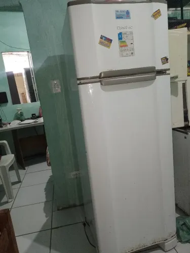 vende- se uma geladeira semi nova