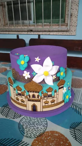 Bolo fake dois andares princesa Jasmine, roxo, isopor oco