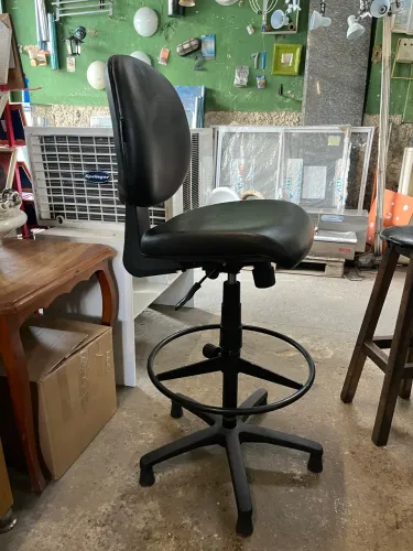 Cadeira Alta para Balcão Preta com Encosto e Apoio para Pés