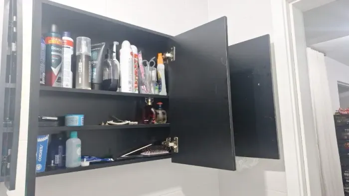 Armário suspenso de wc com 03 portas com espelho