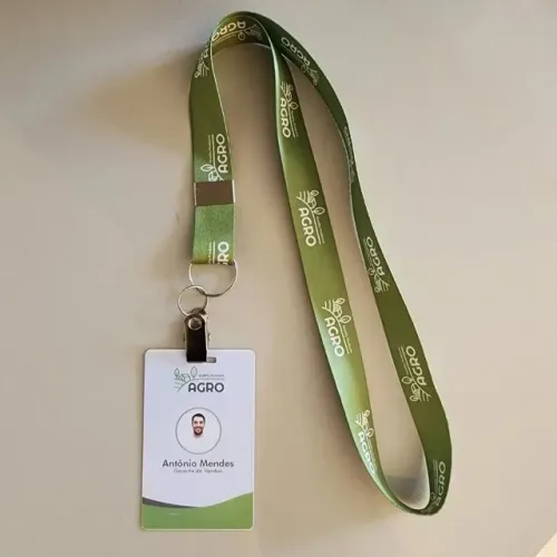 Promoção: 5 crachás personalizados + cordão