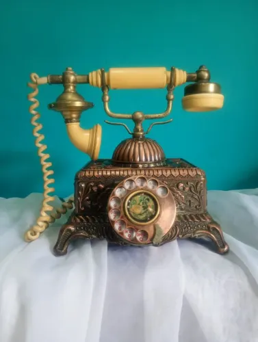 Antigo telefone de mesa com fio estilo imperial - anos 70
