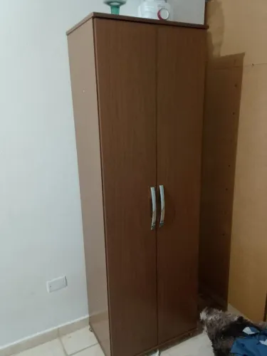 Armário de duas portas, com rodinhas
