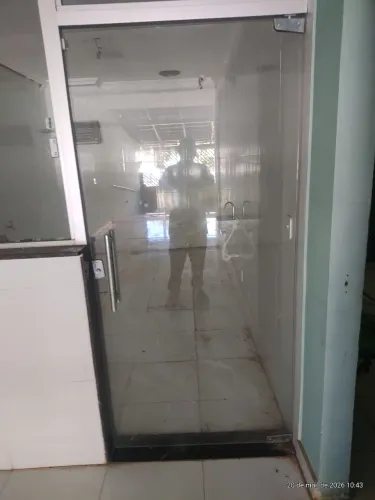 Vende se excelente porta de vidro 2,20x 1,20 excelente negócio valor 450