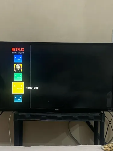 Vendo tv com uma listra na tv nuca trocando nada