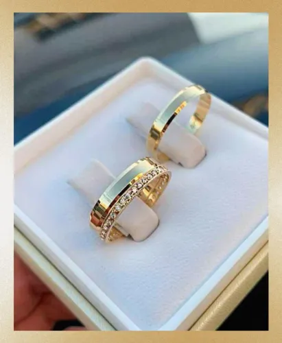 Par de Alianças Tungstênio Chanfradas 4mm Ouro18K Banho + Solitário. Namoro, Casamento !