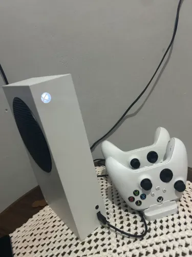 Xbox series s vai com a caixa do vídeo game 2 controles originais +carregador  fifa 2026