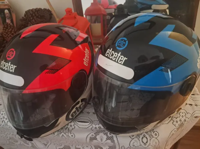 VENDO 2 CAPACETES INFANTIS EBF ETCETER