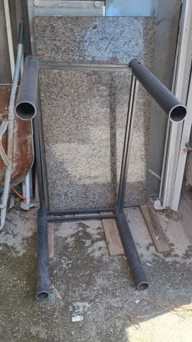 Mesa com base de ferro e tampo de granito tudo em ótimo estado sem cadeiras