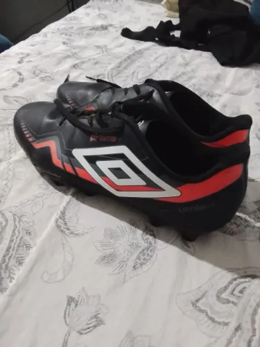 VENDO CHUTEIRA UMBRO-SEMINOVA