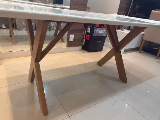 Mesa de jantar 1:80 por 90 com 4 cadeiras