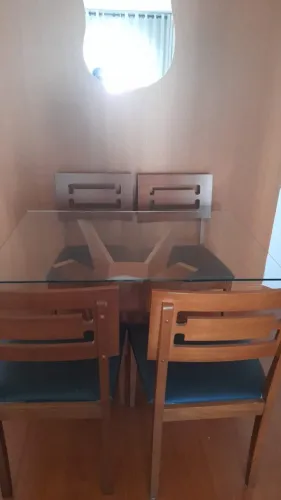 MESA DE JANTAR COM 4 CADEIRAS (MESA DE VIDRO)