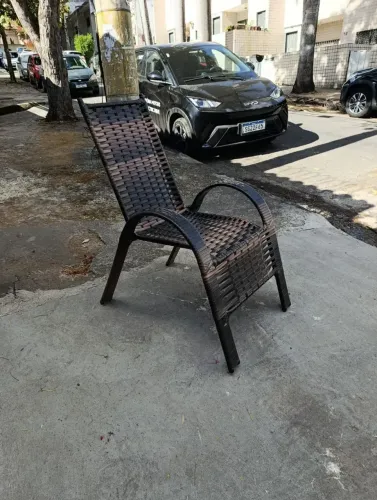 Poltrona de fibra sintética para área de jardim