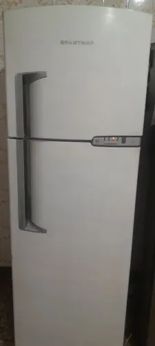 Vendo Geladeira Brastemp, pequenos detalhes na porta, bem espaçosa pra3 ou mais pessoas